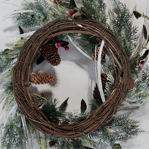 Artificial Christmas Wreath, 24" Snow Flocked Pine Cone Grapevine Frosted Wreath - Picture 4 of 6
